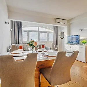 Comfort In Peaceful Area - With Garden Apartament Zadar